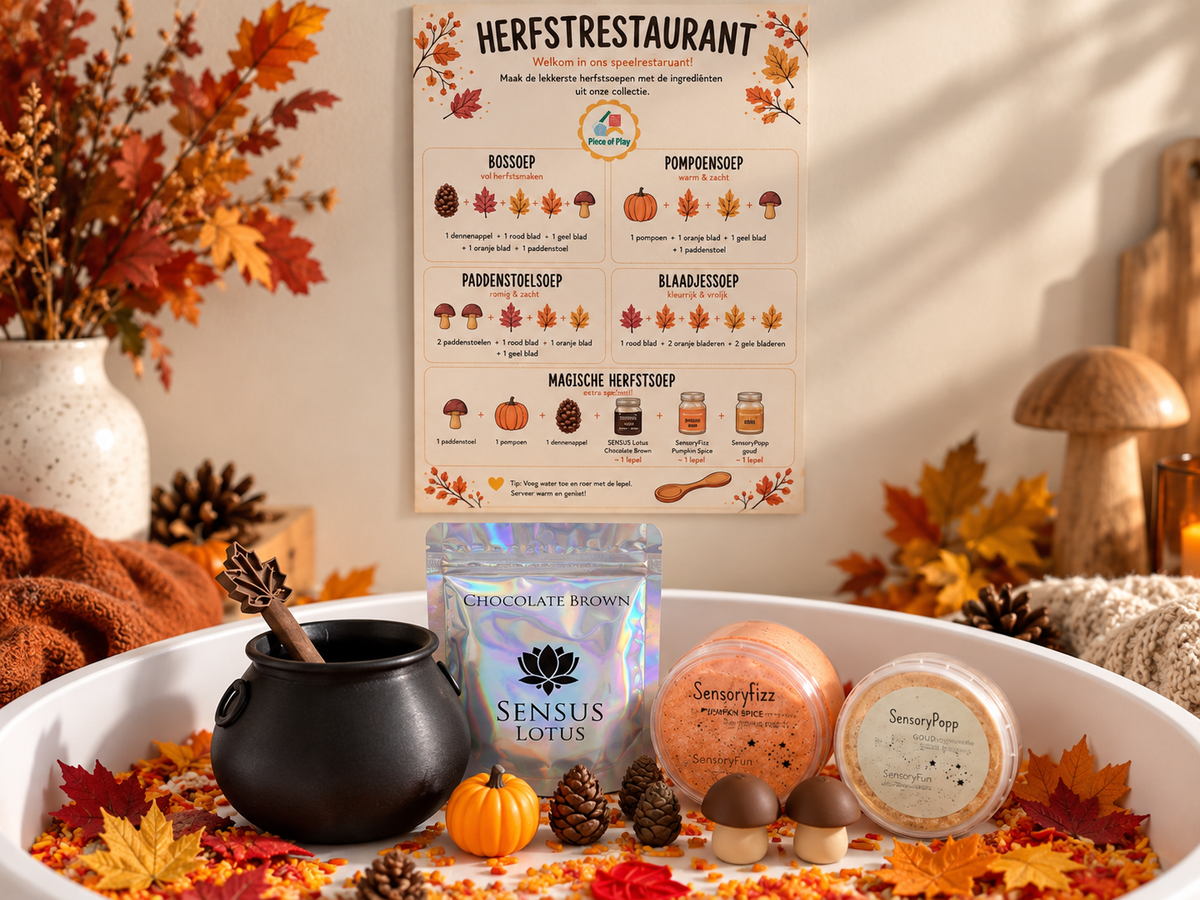 Sensorische herfst speelbak met de Themaset Herfstsoep van Piece of Play, herfstblaadjes, Sensus Lotus Chocolate Brown, SensoryFizz PumpkinSpice, SensoryPopp goud en de gratis Herfstrestaurant printable.